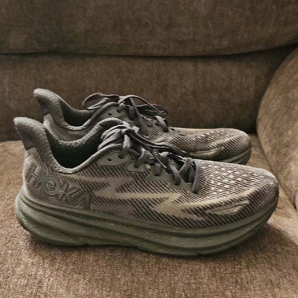 Hoka One One Clifton 9 Black and Gray Athletic Shoes 🖤🩶 - Picture 2 of 9